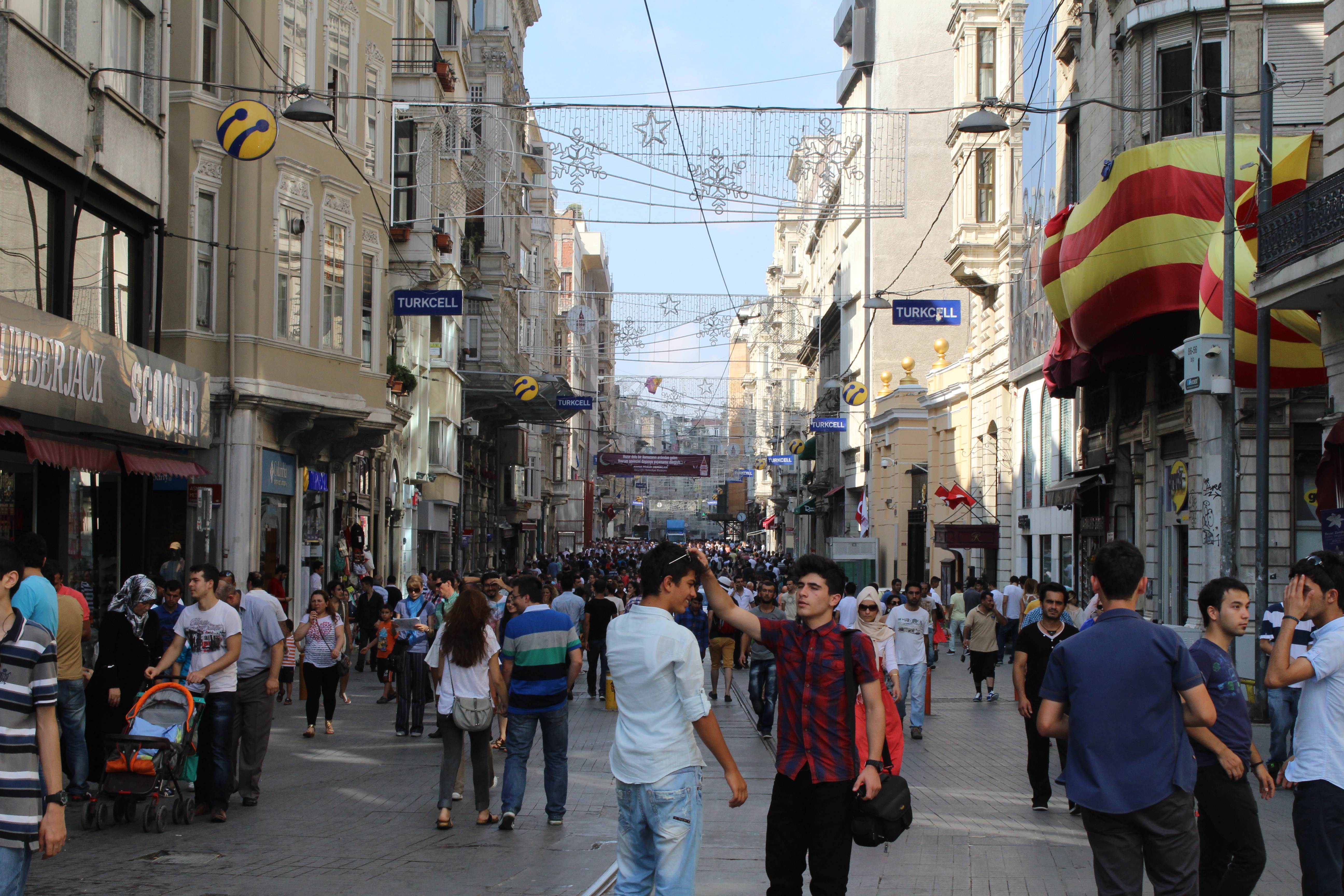 Таксимо район стамбула. Площадь Истикляль в Стамбуле. Таксим Турция Стамбул. Улица Таксим в Стамбуле. Пешеходная улица Стамбула Истикляль.